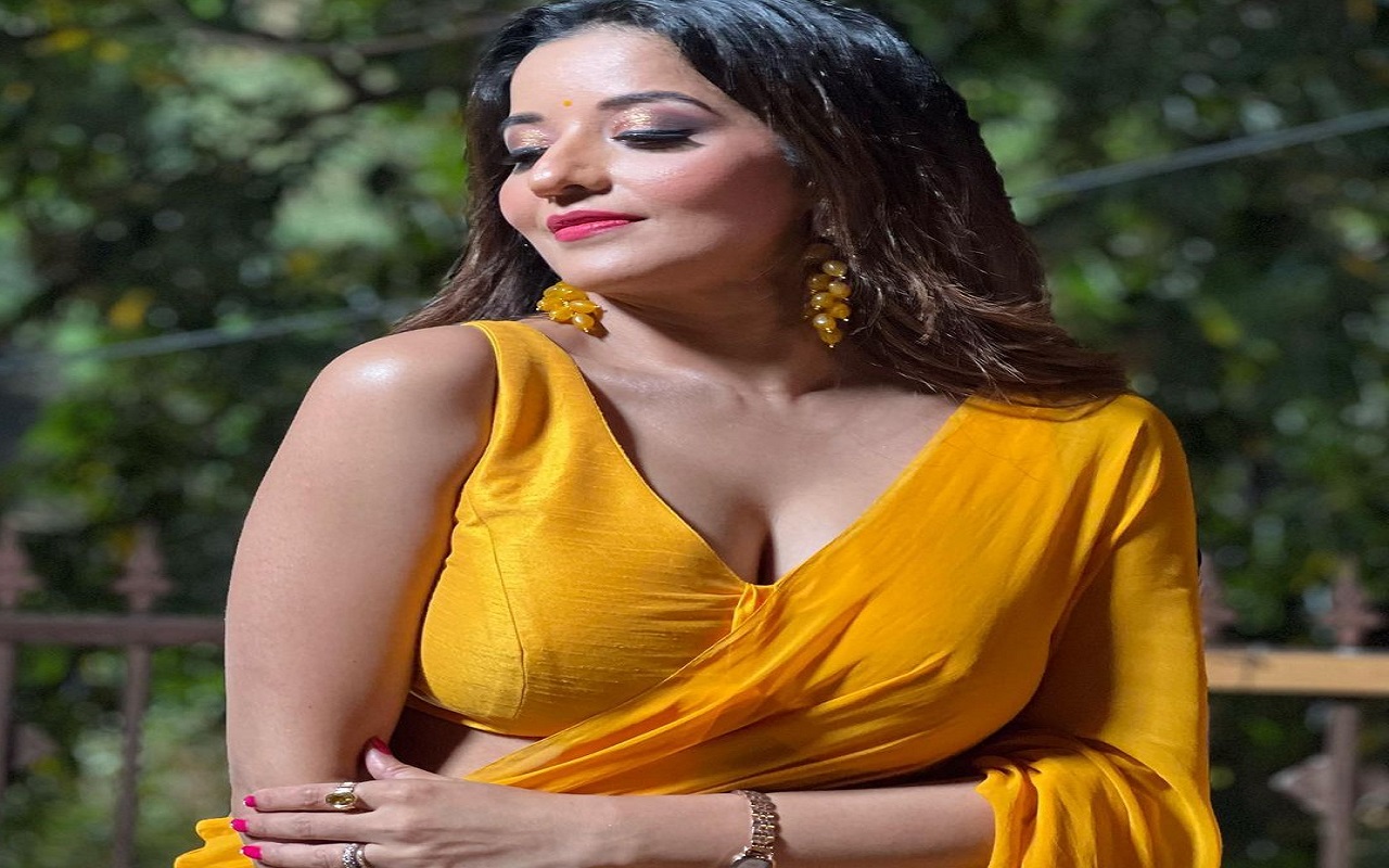 Photo Gallery: Monalisa showed her youth wearing yellow saree, see bold photos