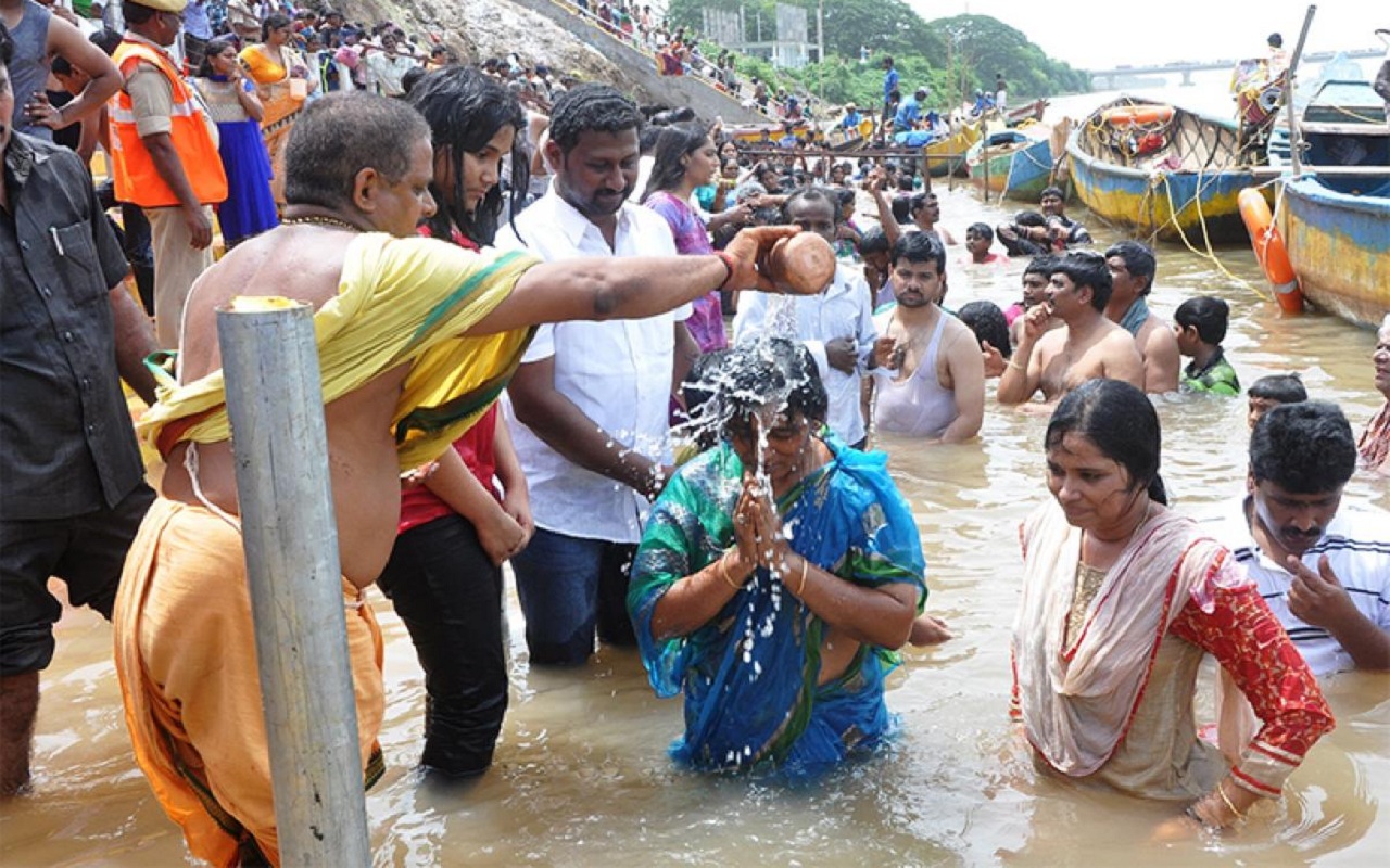 Three lakh people took a holy dip at Chitrakoot Ghat