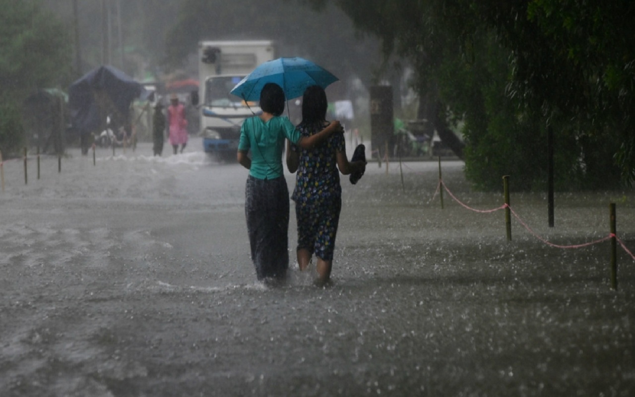 Thunderstorm, drizzle in some parts of Madhya Pradesh amid scorching heat.
