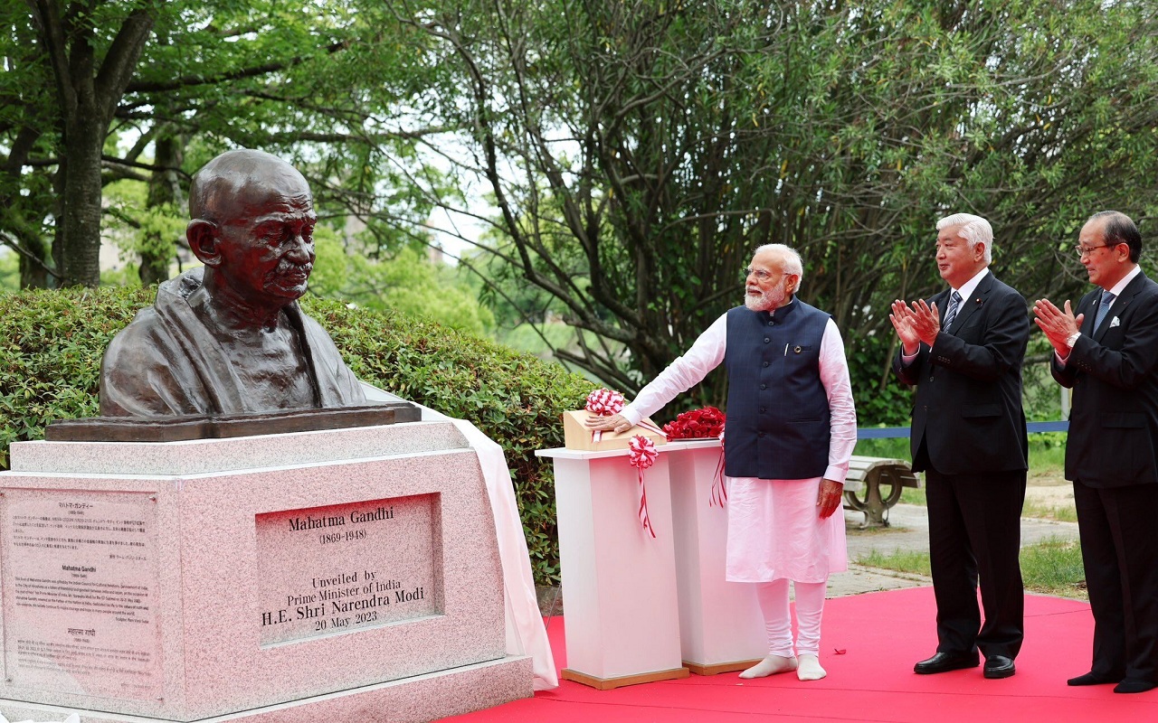 PM Modi In Japan: Modi unveils bust of Mahatma Gandhi in Hiroshima