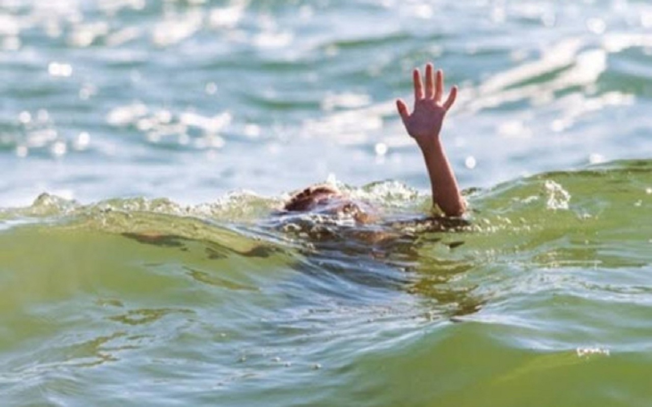 UP: Two youths drowned while taking bath in Saryu river.