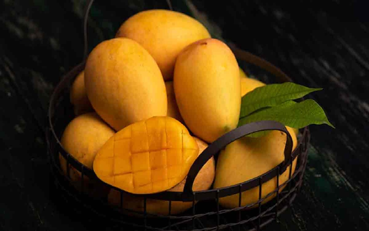 Health Tips: Consuming mangoes is very beneficial for your children, make and drink mango shake