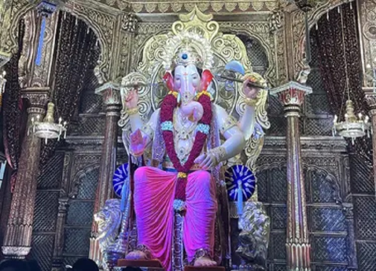 Travel Tips: You can also go to visit Lalbaugcha Raja, there is a festive atmosphere in Mumbai these days.