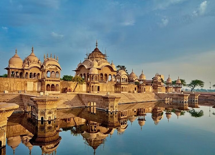 Travel Tips: If you are going to Vrindavan then know the timings of visiting Banke Bihari Temple, you will enjoy visiting it.