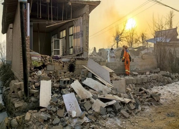 China: 127 people died, more than 700 injured due to earthquake in China, administration is busy in saving people.