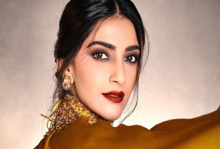 Photos :  Sonam Kapoor made everyone crazy with her look