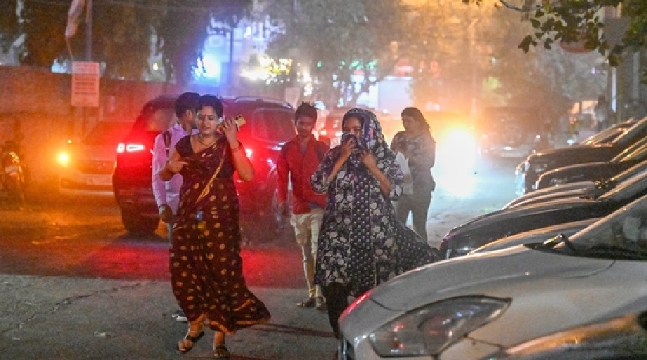 Dust storm and rain wreaked havoc in the capital Delhi, many flights were also affected 