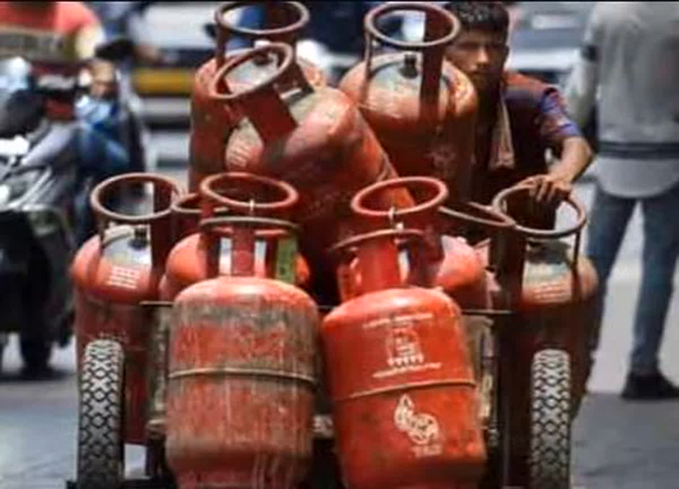 LPG Gas Latest Price: These LPG customers will get gas cylinder for Rs 300 cheaper, can avail the benefit for these many days