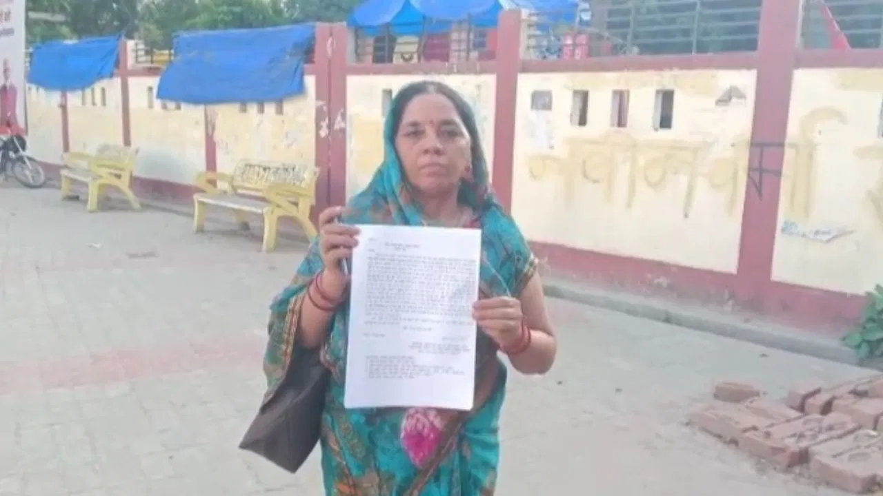 Son and daughter-in-law of Kaliyuga threw their elderly mother out of the house for property, she is spending nights on the footpath