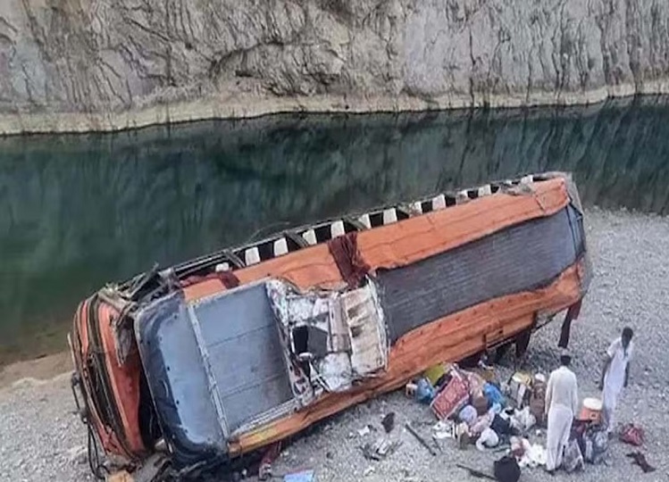 Pakistani bus met with a road accident in Iran, 30 people died