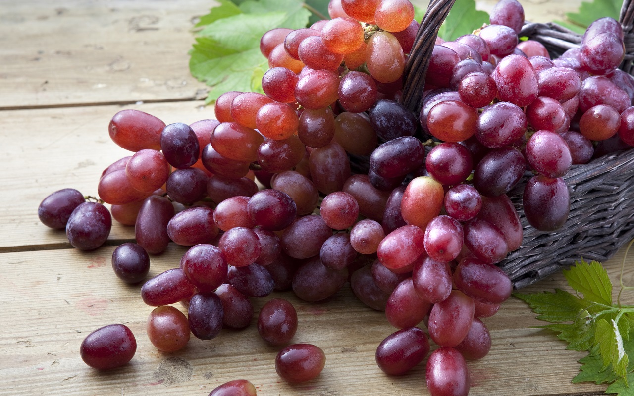 Health Tips: Red grapes are beneficial for health in many ways, they reduce the risk of these serious diseases
