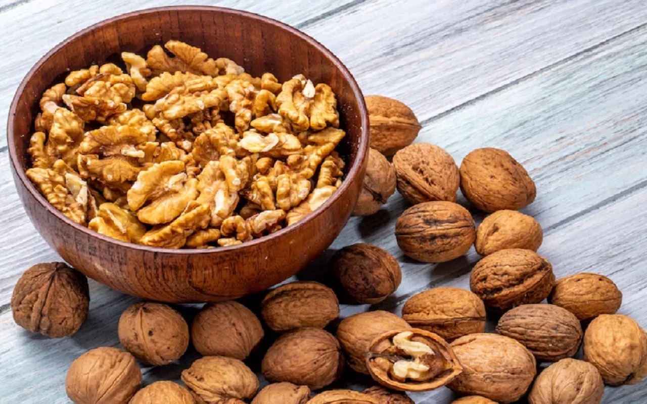 Health Tips: If you consume walnuts in winter, you will get tremendous benefits, start today itself.