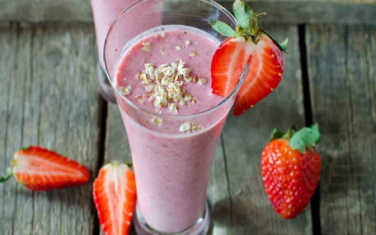 Recipe Tips: You can also make Strawberry Lassi for guests on Holi, they will like it.