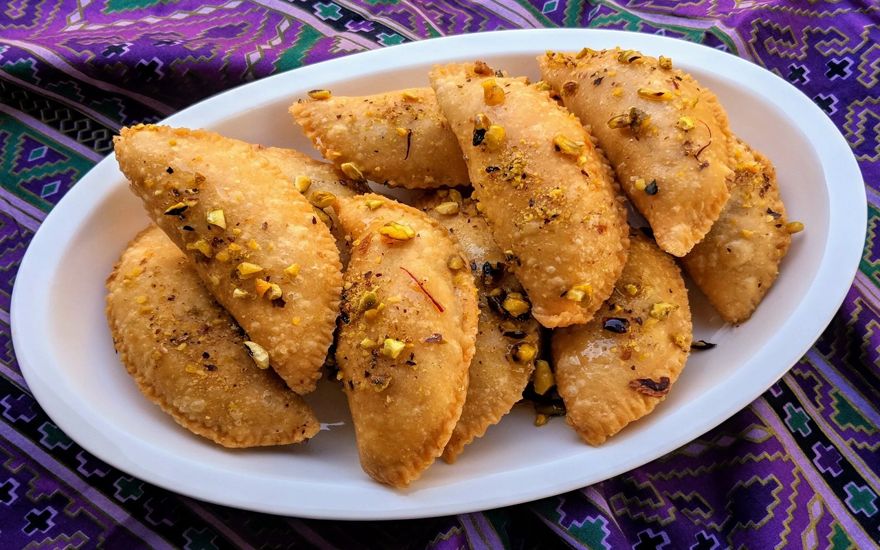 Holi Special Recipe: You can also make Mawa Gujiya on Holi, guests will also be happy
