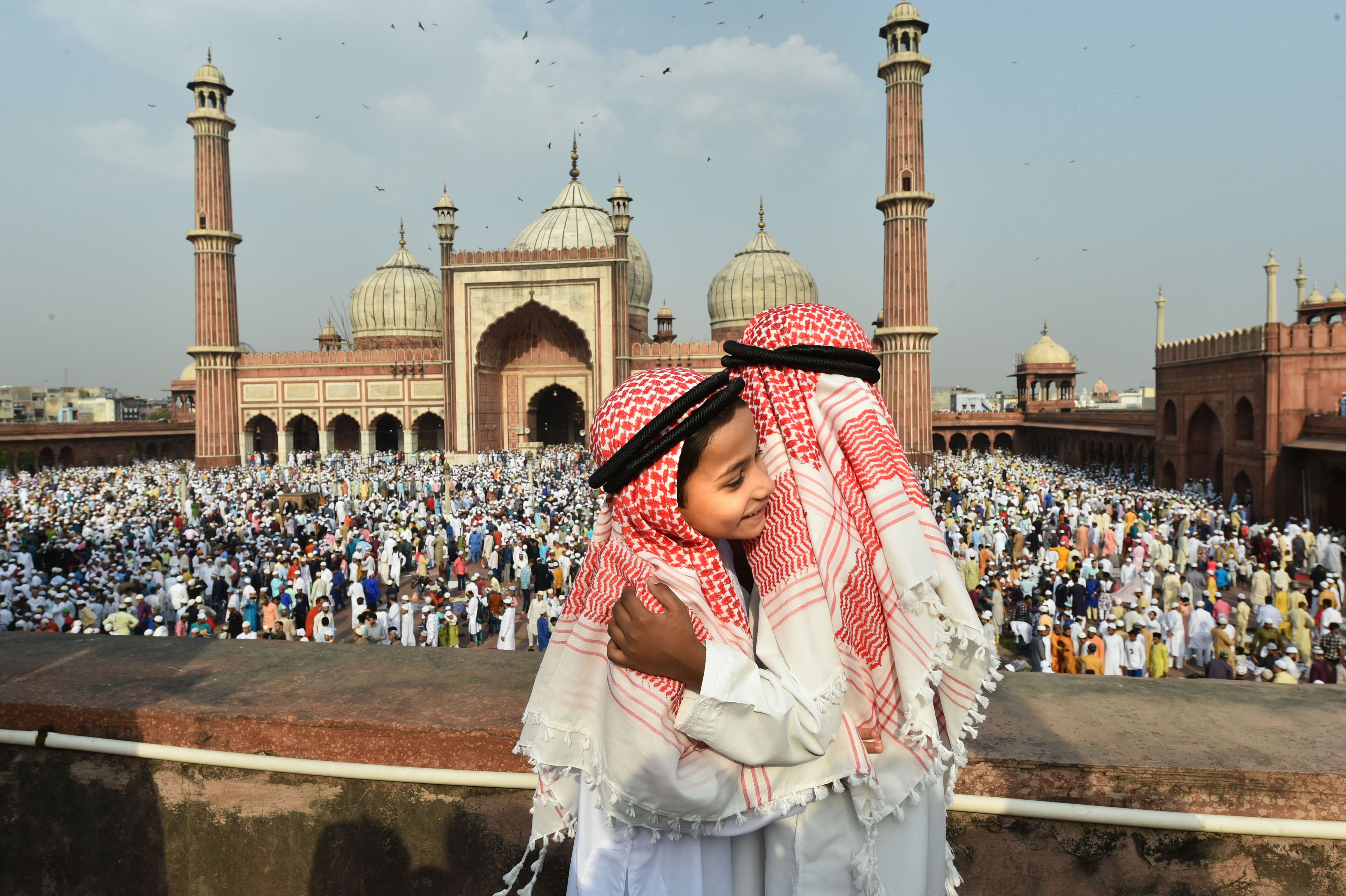 EID 2023: Special prayers were offered in mosques and Idgahs on Eid in Delhi, people congratulated each other