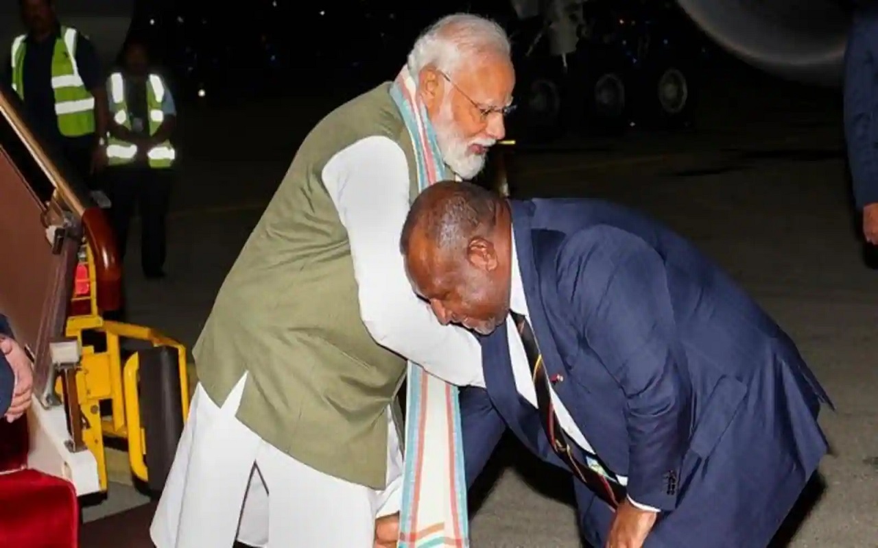 Modi in Papua New Guinea: For PM Modi, this country broke its years old tradition, Prime Minister James welcomed Modi by touching his feet