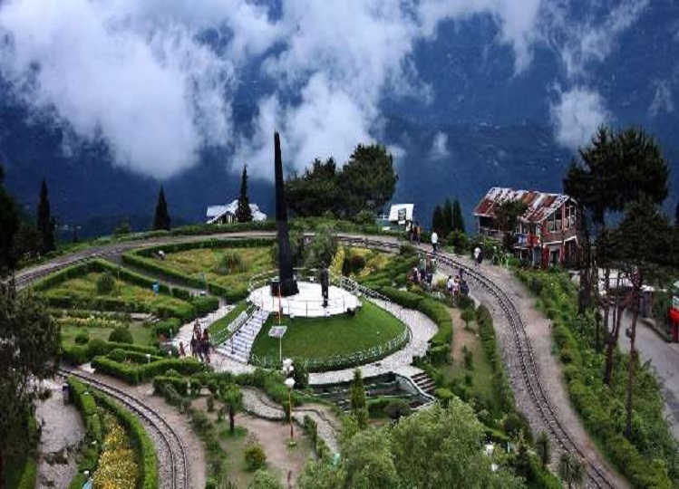 Travel Tips: As soon as you get a chance, go and visit Darjeeling, the beauty will be such that you will be happy.