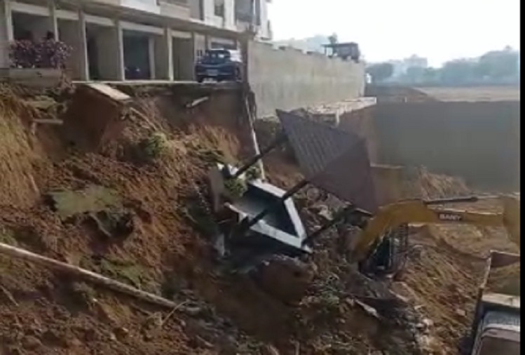Jaipur: Big accident due to builder's negligence, boundary wall of private society fell in Dholai village of Muhana Mandi Road