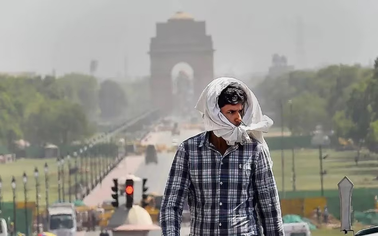 Weather Update: Heat wave continues in Delhi, forecast of light rain today