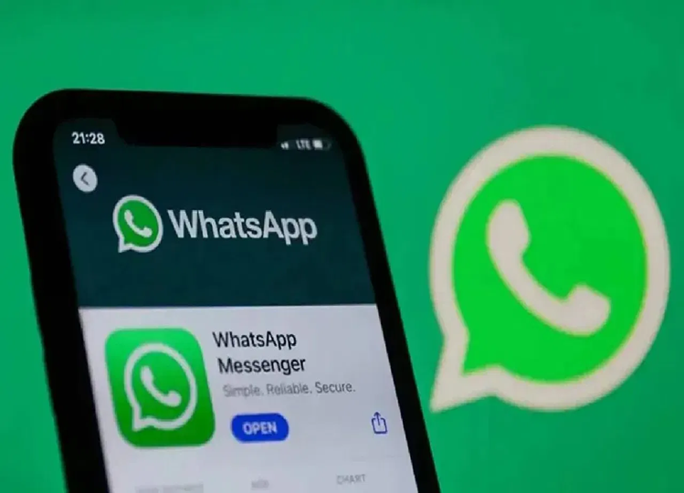 Signals visible on WhatsApp indicate that someone is watching or listening to your chat, identify it this way