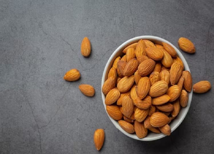Beauty Tips: Almond is useful in enhancing facial beauty, use it in this way
