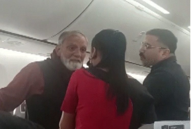 Viral News : Passenger misbehaved with air hostess in SpiceJet flight