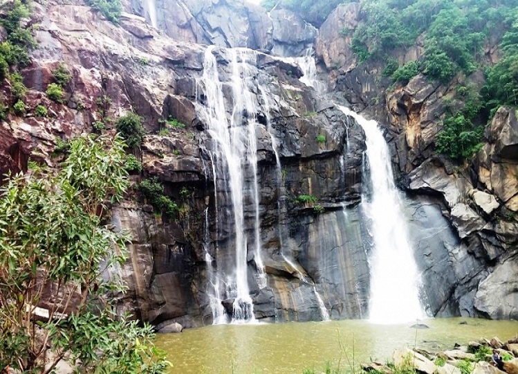 Travel Tips: People come from far and wide to see this waterfall of Jharkhand, you can also go