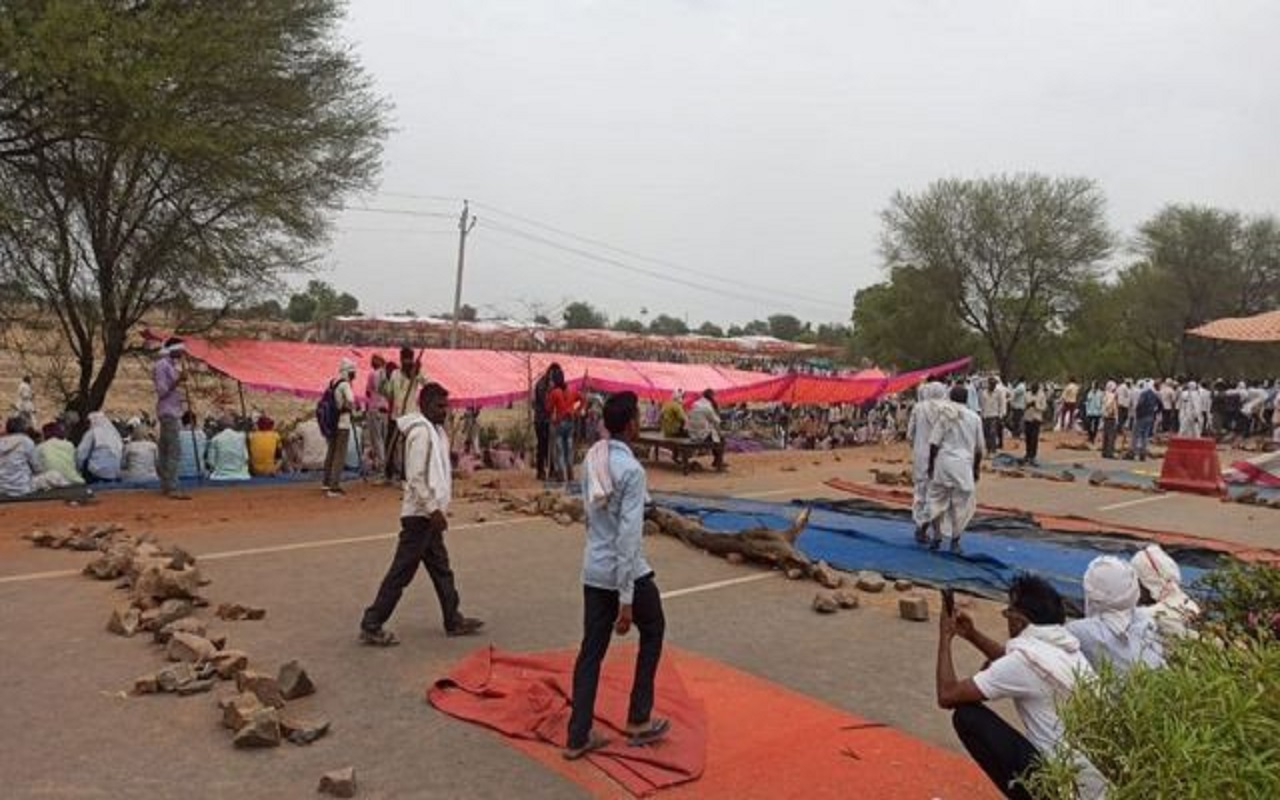 Rajasthan: Jaipur-Agra highway jammed once again for the demand of reservation, this time the gardener society is adamant on the demands