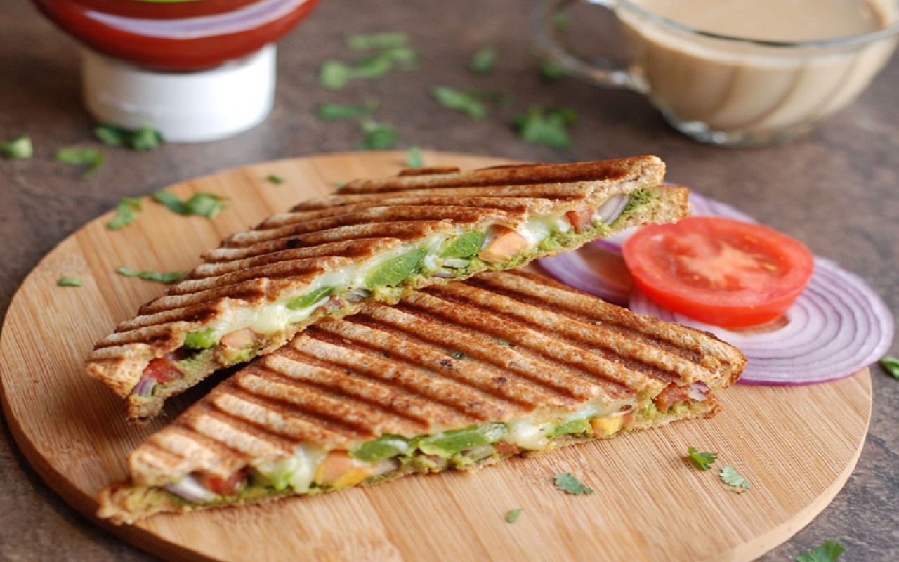 Recipe Tips: You can also make and eat cheese chutney sandwich in the rainy season