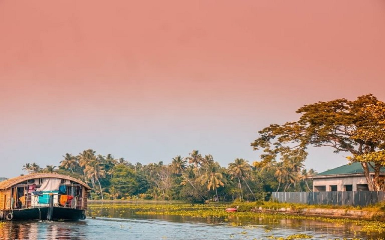 Travel Tips: Visit Alleppey to spend romantic moments with your partner