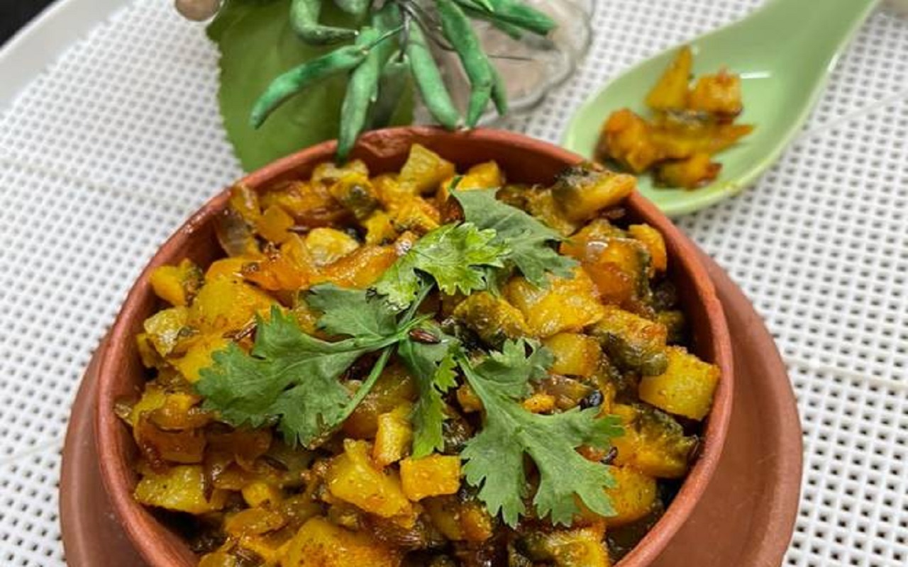 Recipe of the Day: Make dry bitter gourd-potato curry on the weekend, it turns out delicious with these things