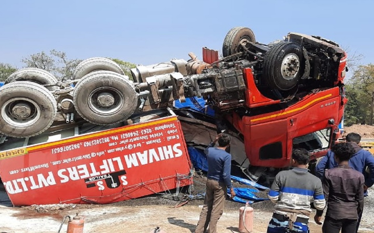 Road Accident: Two killed, 10 others injured in collision between two vehicles in Ramgarh.