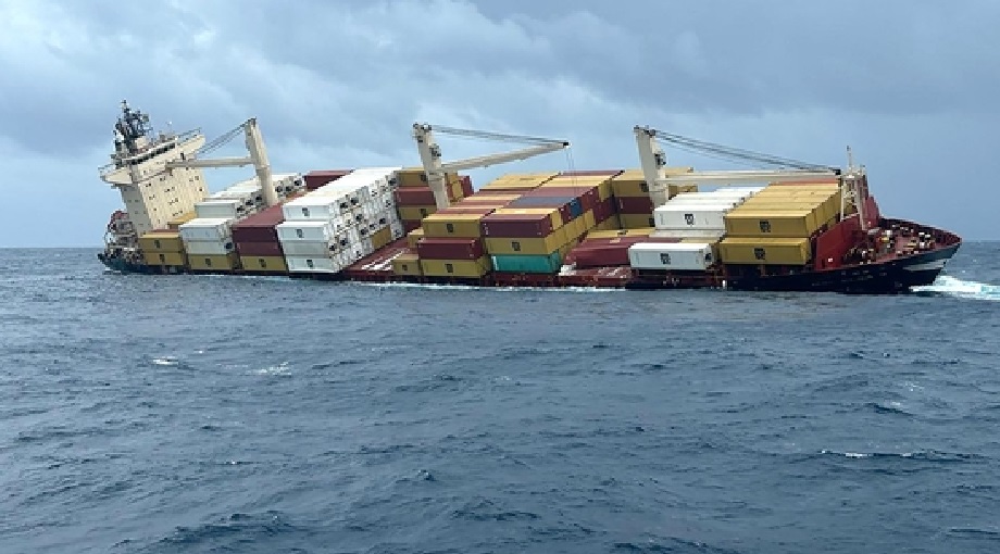Alert in Kerala after Kochi ship accident, these instructions were given due to calcium carbide and oil leakage 