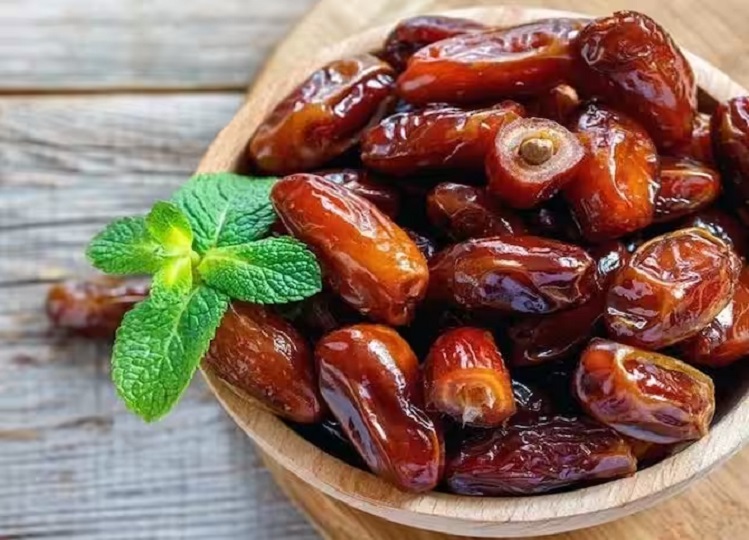 Health Tips: Women get many benefits by consuming dates, you should also know