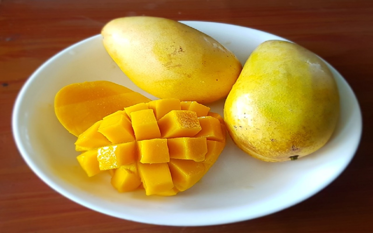 Health Tips: If you also do these mistakes after eating mangoes, then your problems may also increase.