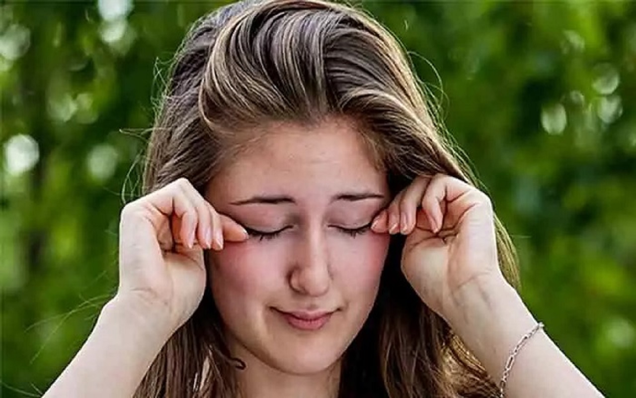 Health Tips: If there is burning sensation in the eyes, then you can also adopt this method