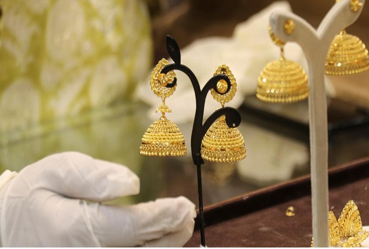 Gold Prices : Gold lost Rs 185, silver slipped Rs 798
