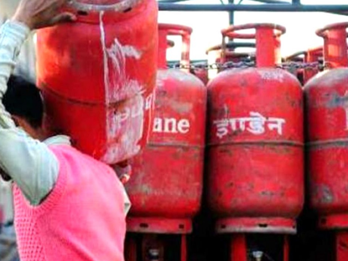 If an LPG cylinder delivery boy is demanding extra money, file a complaint at these numbers