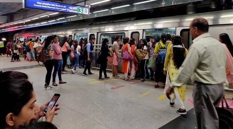 Delhi Metro Delayed: Big News! Delhi Metro is running late on this route, check details Immediately