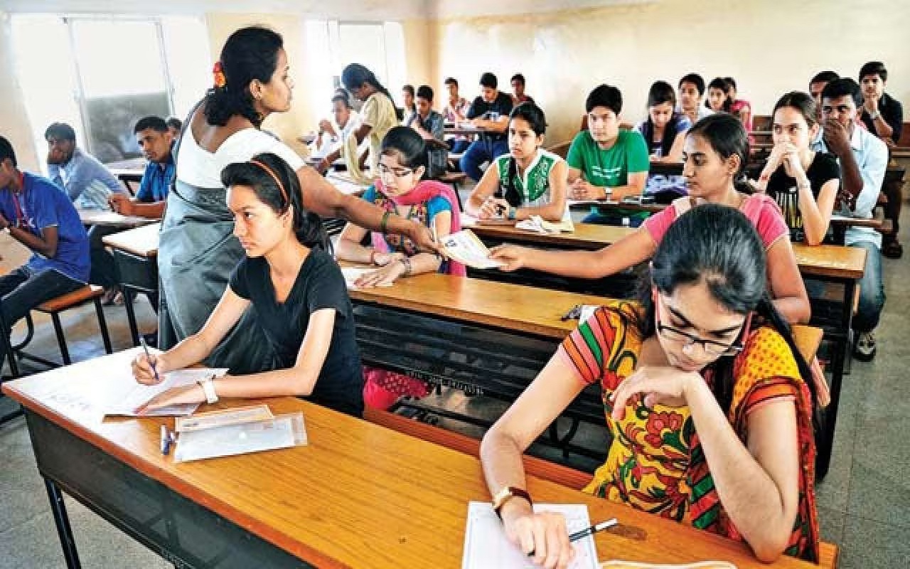 Kerala University: Kerala University allows students to wear either pant, shirt or churidar