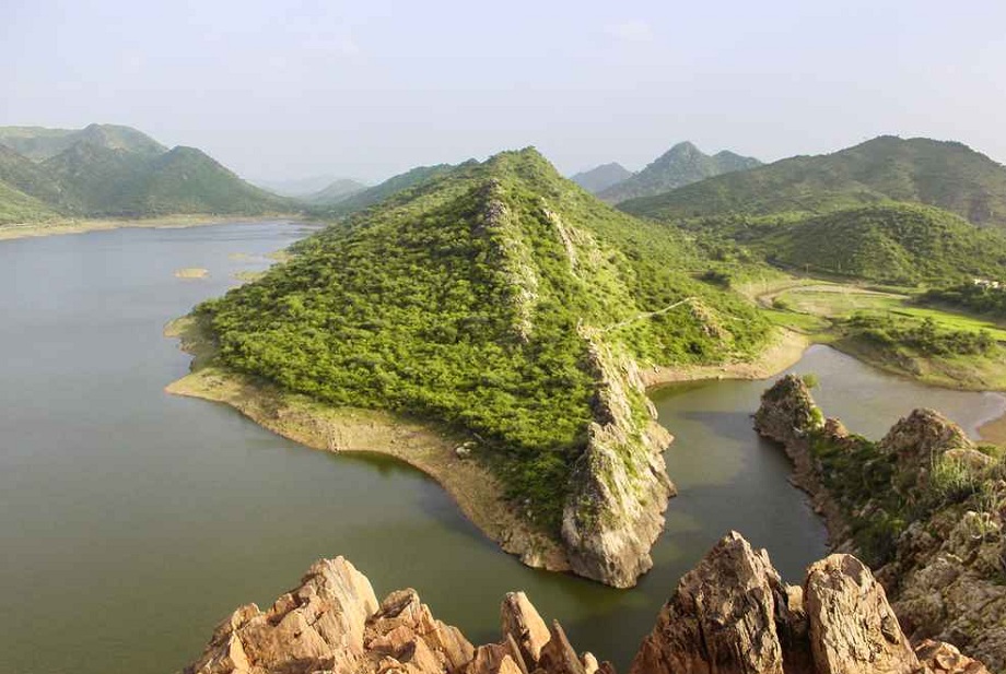 Travel Tips: Udaipur's Bahubali Hills is a great place to visit with your partner during the rainy season, make a plan