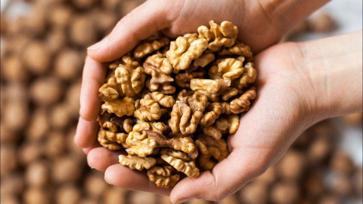 Skin Care Tips: Walnuts on the skin will increase your beauty, do this work