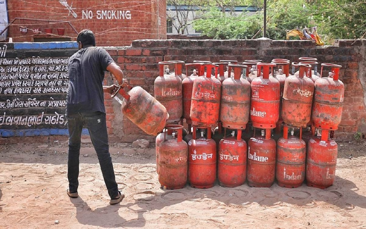 LPG Price: Domestic gas cylinder became cheaper by Rs 50, now you will get it for this much rupees, know the new price.