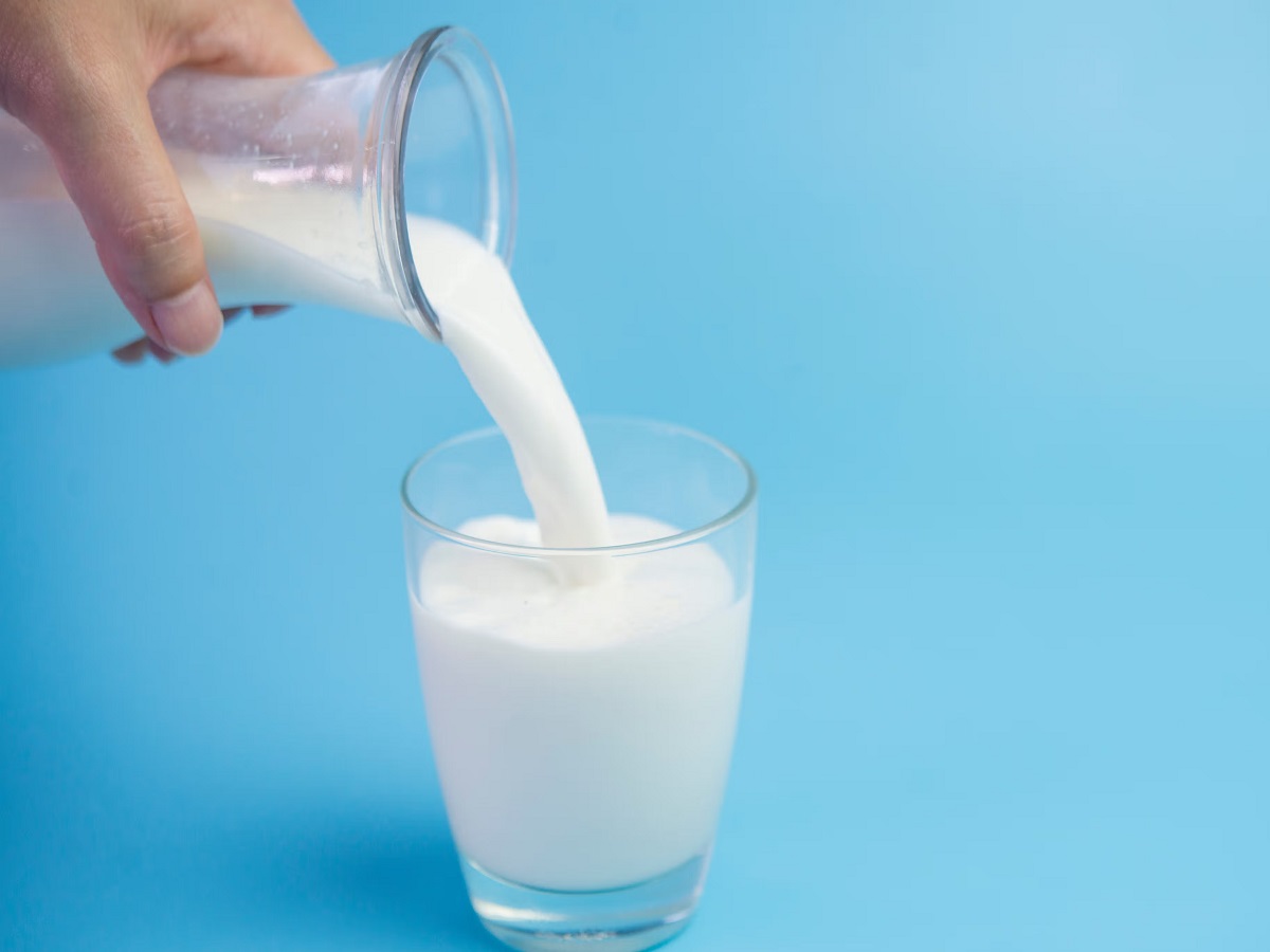Health Tips: Drinking milk offers many health benefits, find out what they are