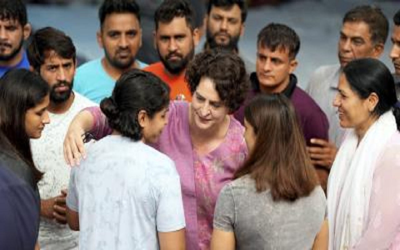 Priyanka Gandhi: Priyanka reaches Jantar Mantar to meet players, demands removal of Brij Bhushan.