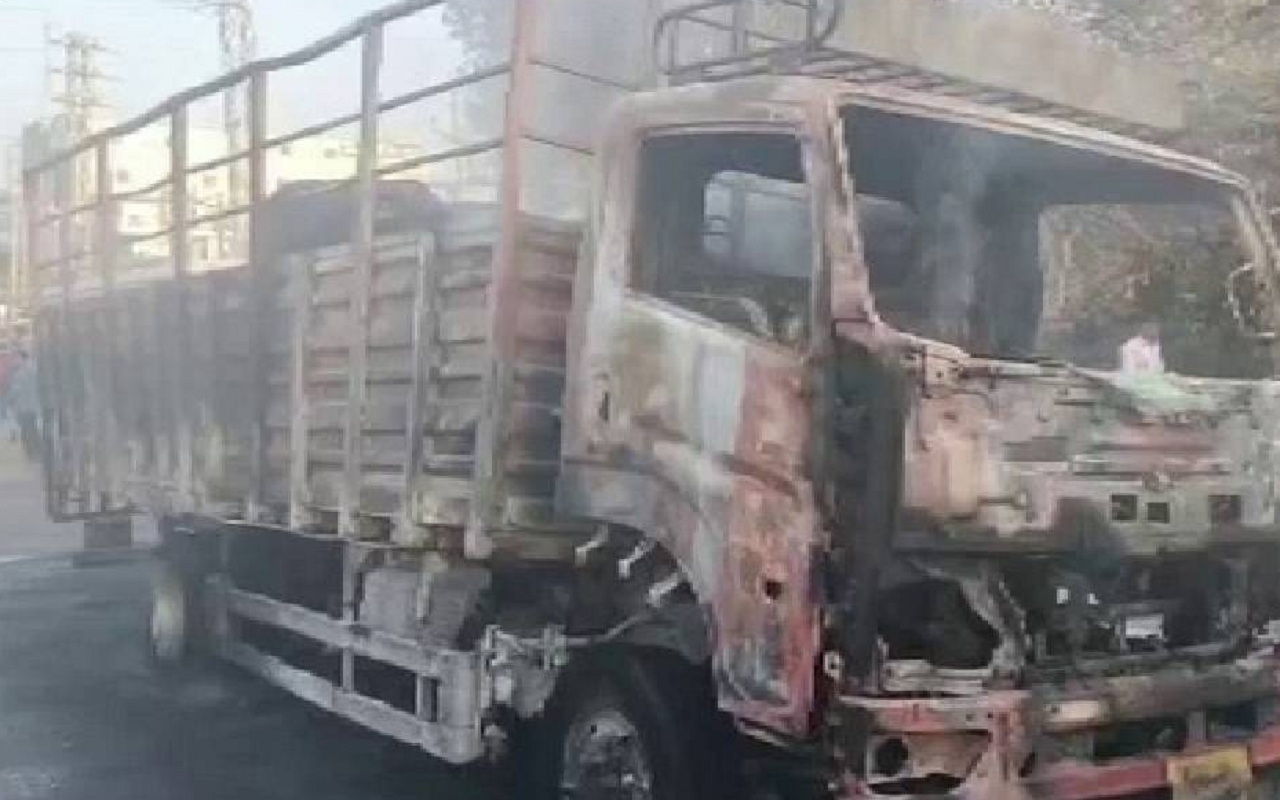 Maharashtra: Truck catches fire, no casualties.