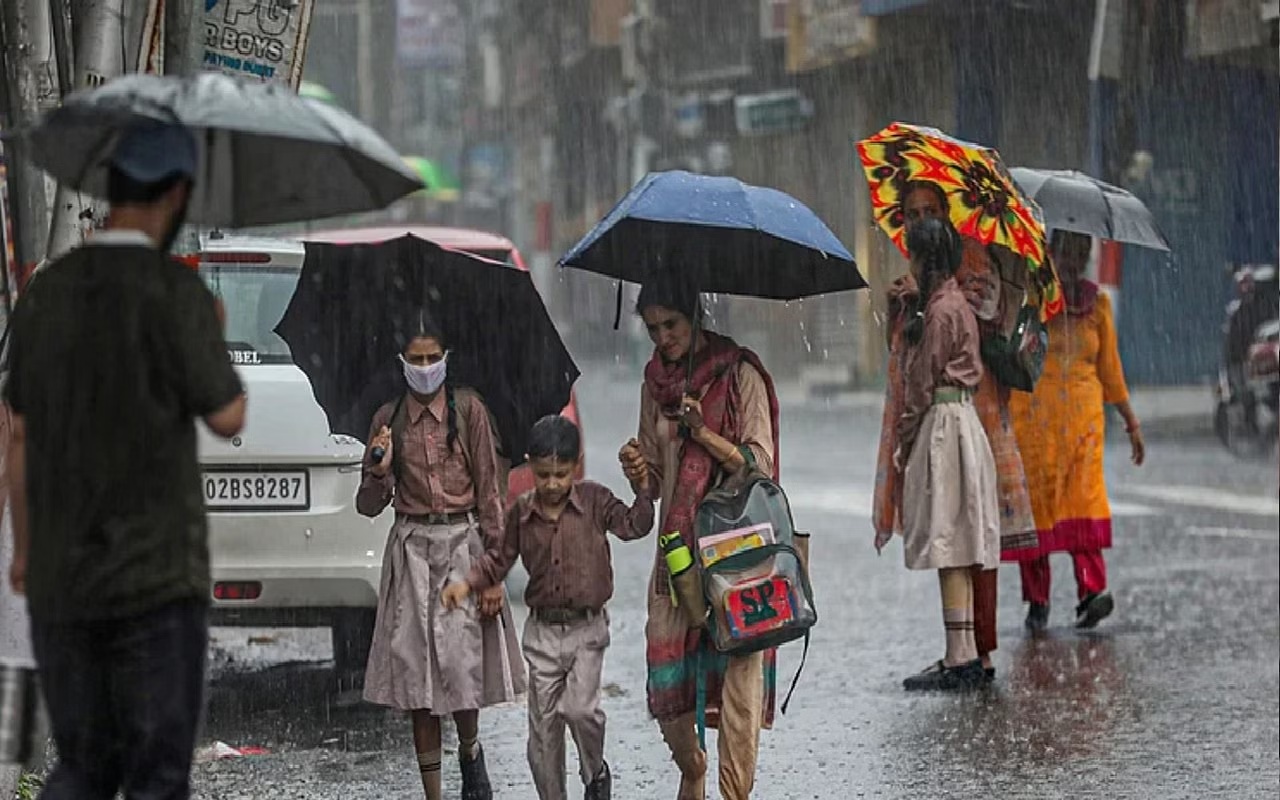 Weather Update: Partly cloudy and intermittent rain likely in Delhi today