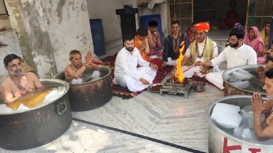 Rajasthan: Priest took pains for people suffering from heat, performed rituals sitting in snow...