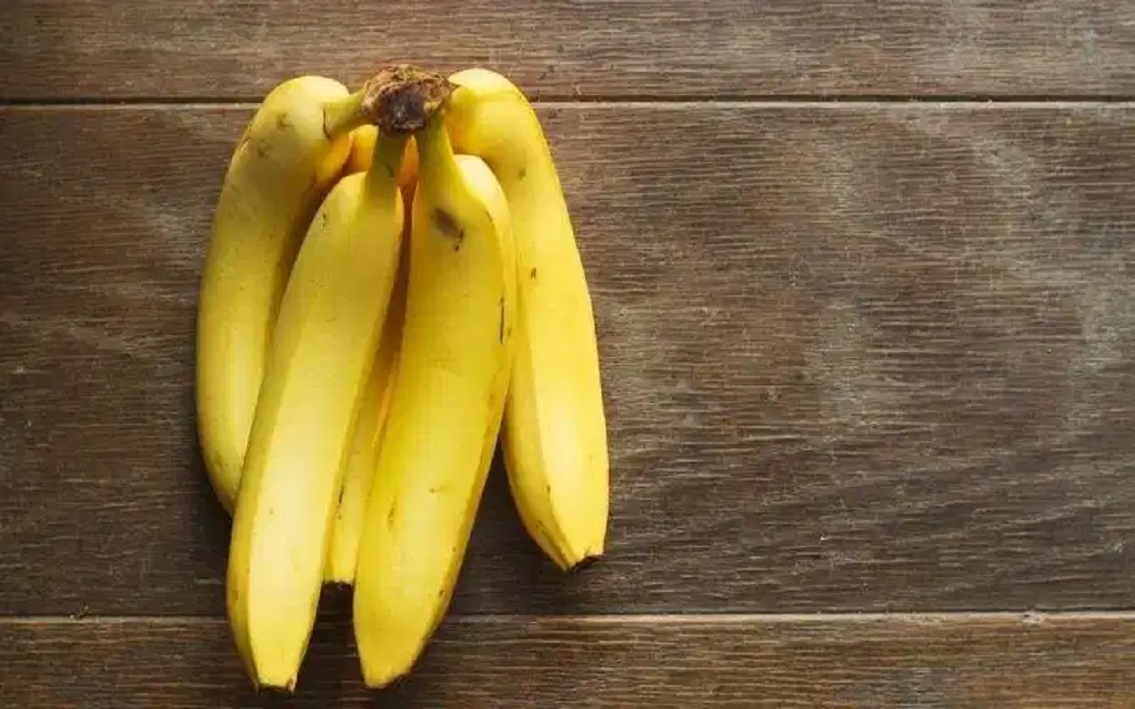 Health Tips: If you eat banana at night, then you should also know its disadvantages, this problem can happen