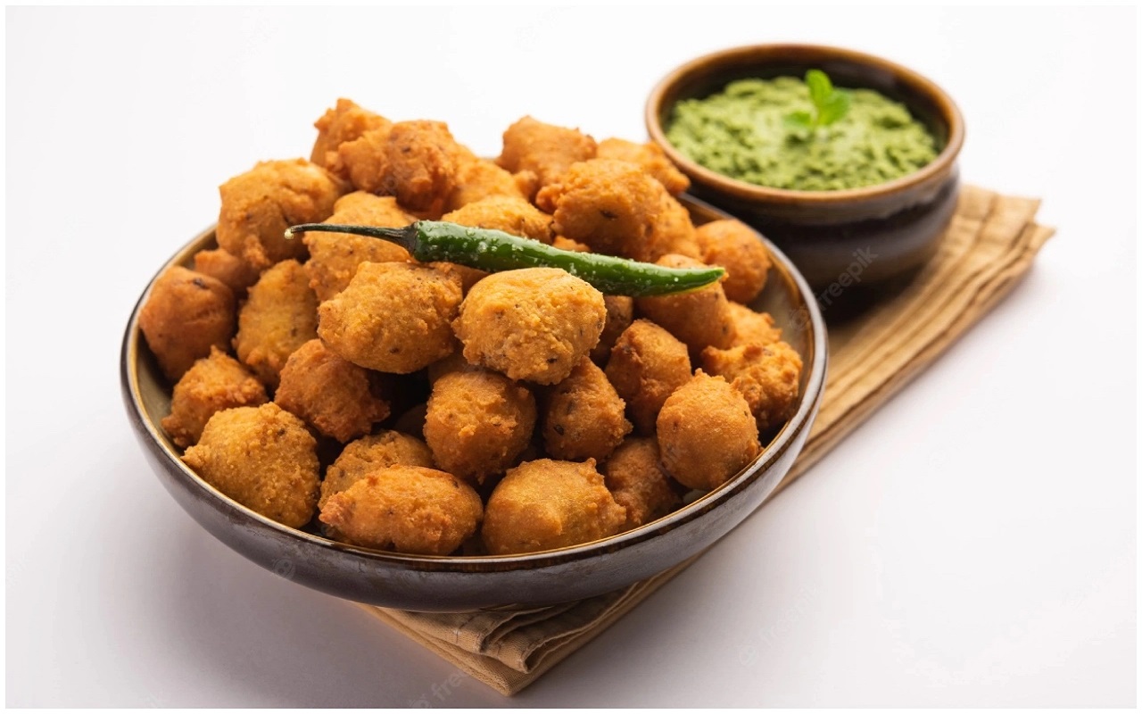 Recipe Tips: You can also make moong dal pakoda for guests.